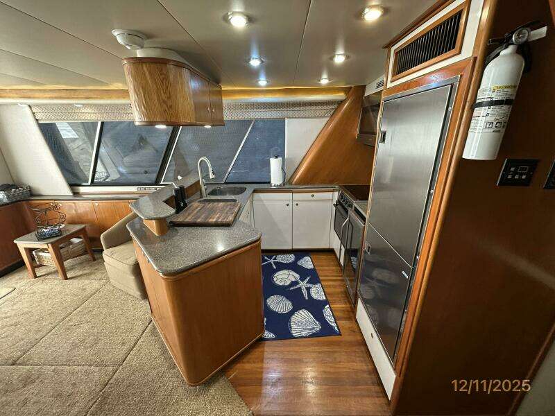 47' Bayliner galley2