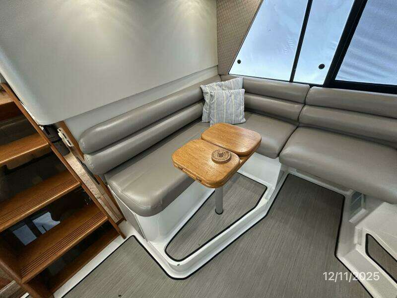 47' Bayliner pilothouse aft seating