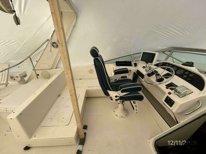 47' Bayliner flybridge port