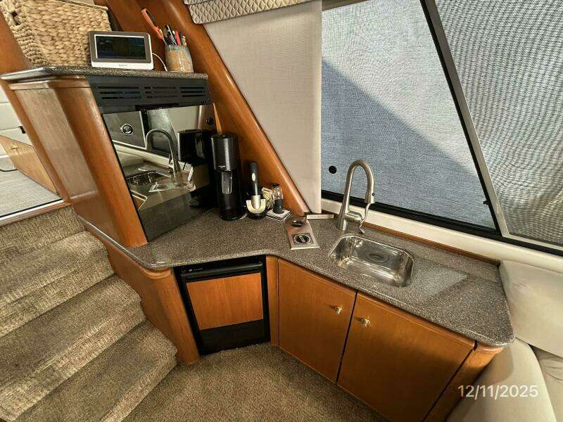 47' Bayliner salon starboard forward