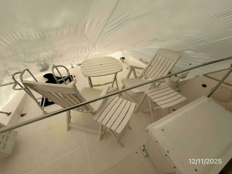 47' Bayliner flybridge aft seating