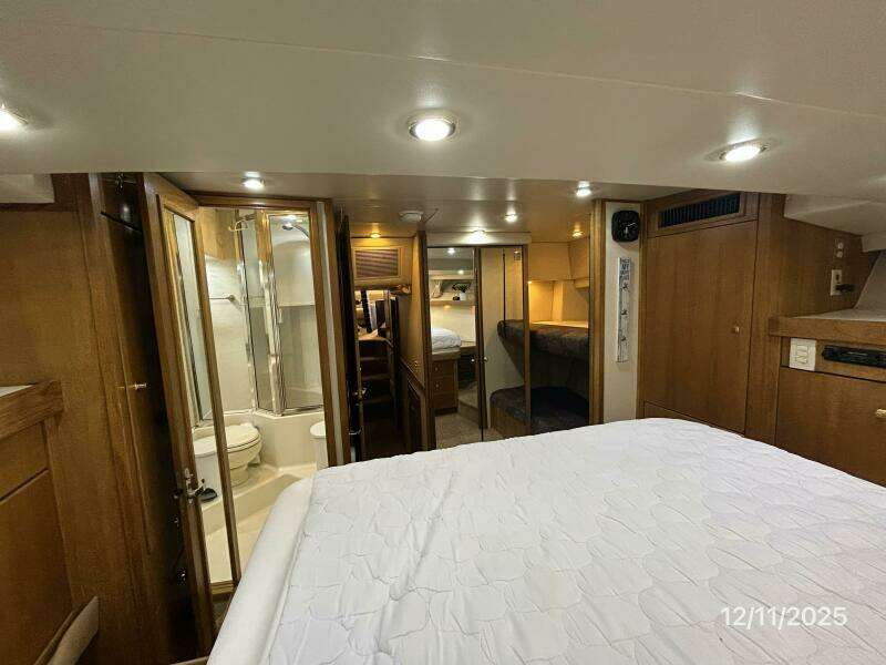 47' Bayliner master stateroom aft