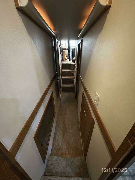 47' Bayliner companionway aft