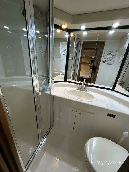 47' Bayliner guest head