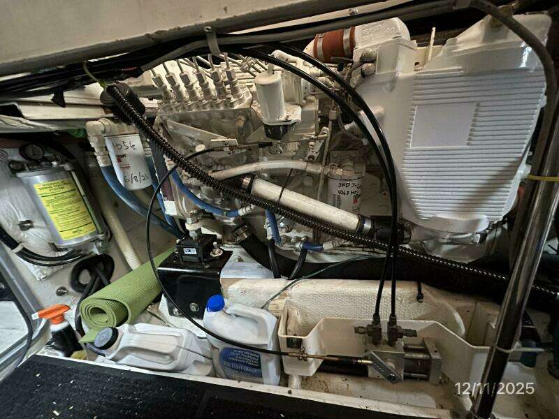 47' Bayliner starboard main engine2