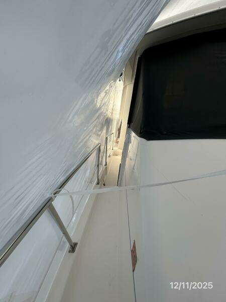 47' Bayliner starboard side deck