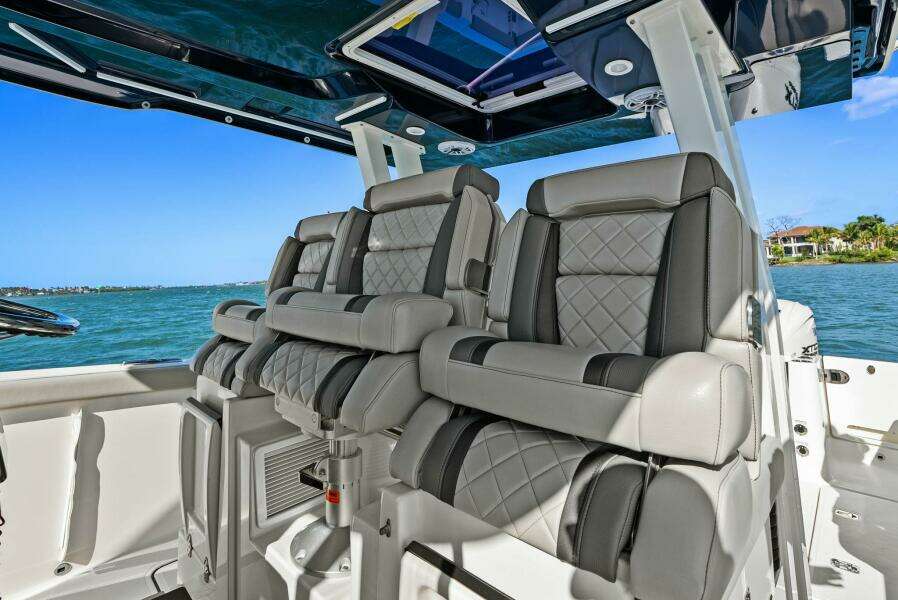 2024 Pursuit S 358 Sport - Helm Seating