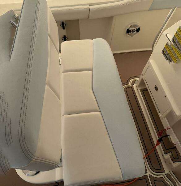 2015 Robalo R222 Center Console