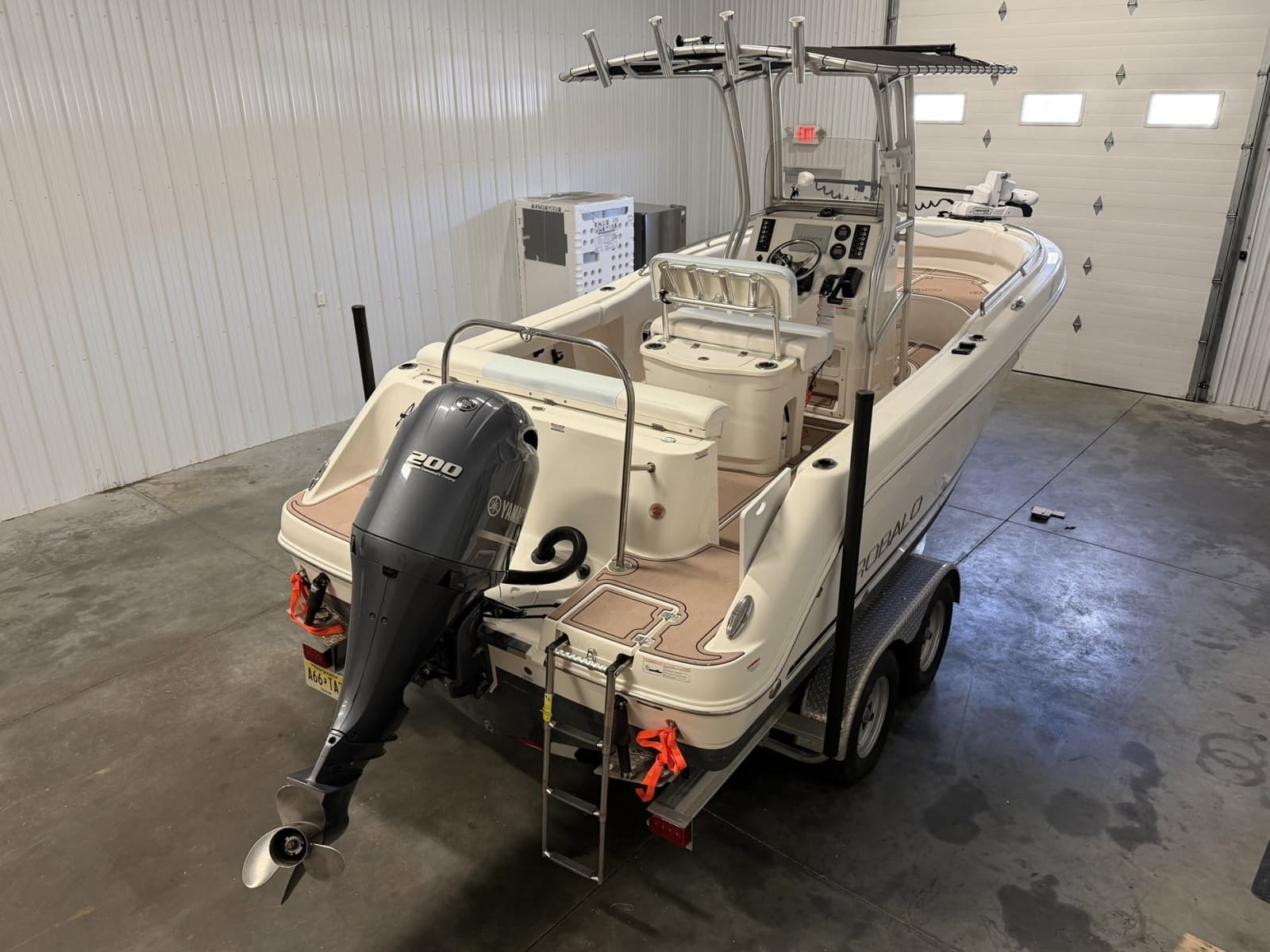 2015 Robalo R222 Center Console