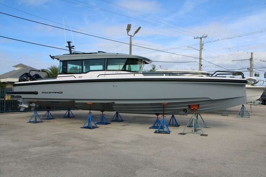 Axopar 37 - Starboard Profile