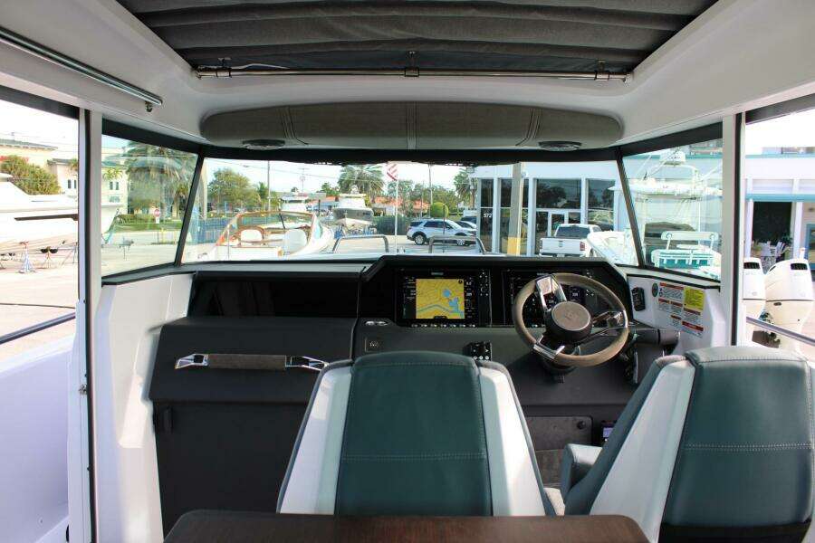 Axopar 37 - Helm Station