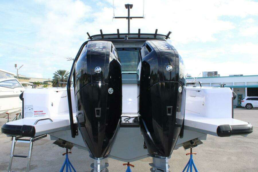 Axopar 37 - Aft Profile