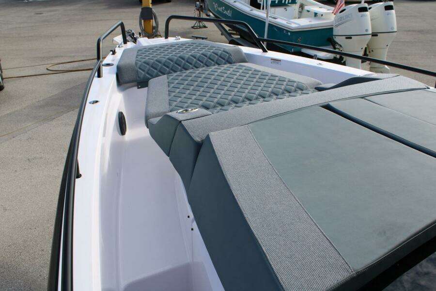 Axopar 37 - Bow with Forward Seating