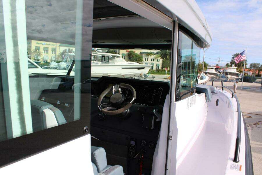 Axopar 37 - Enclosed Helm