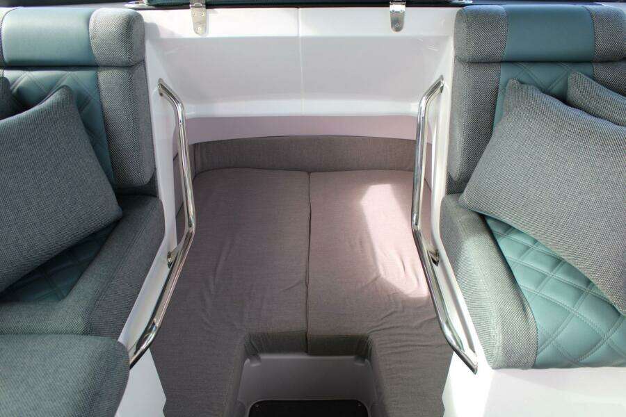 Axopar 37 - Cabin Entry 