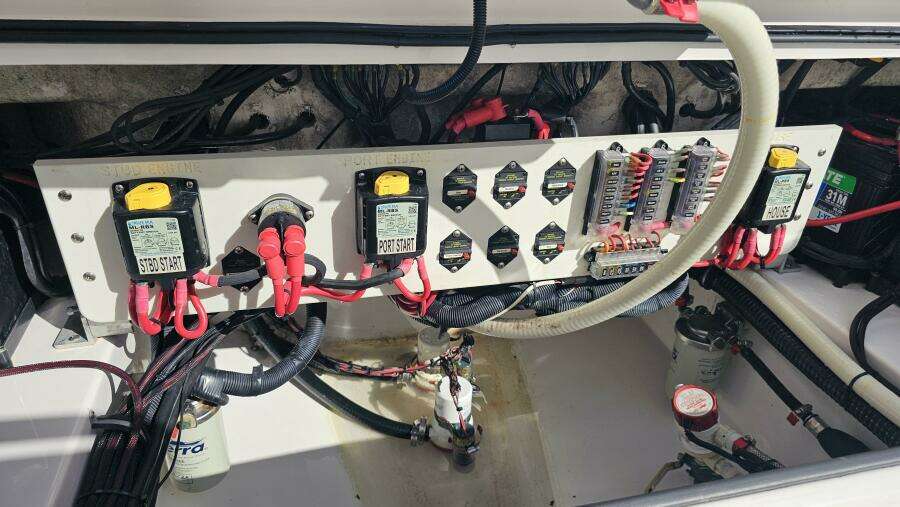 2021 Everglades 273CC