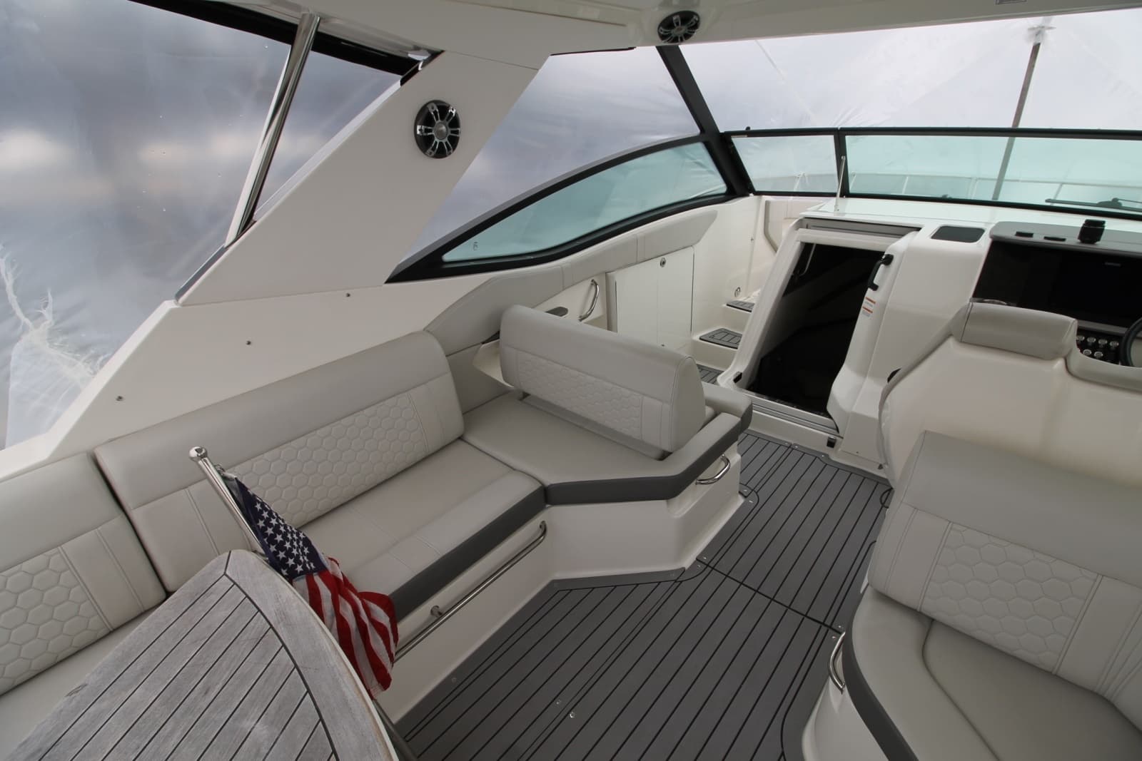 2020 Sea Ray Sundancer 320