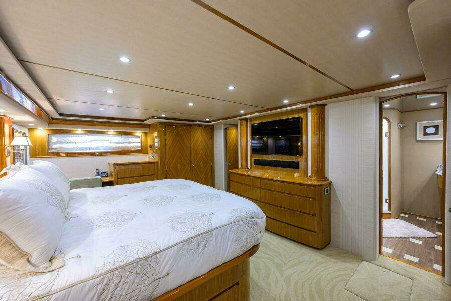 Viking 82 BLU FROG - Master Stateroom