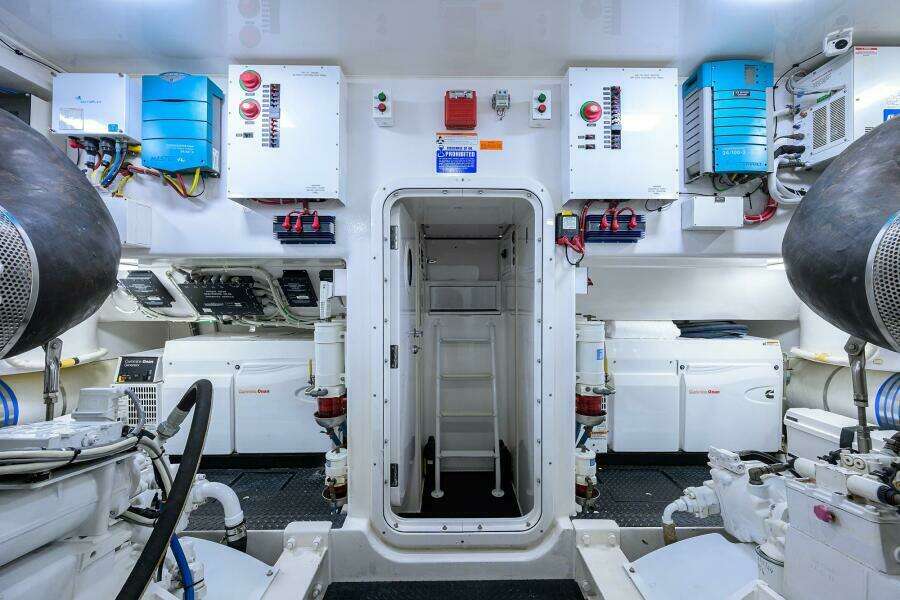 Viking 82 BLU FROG - Engine Room