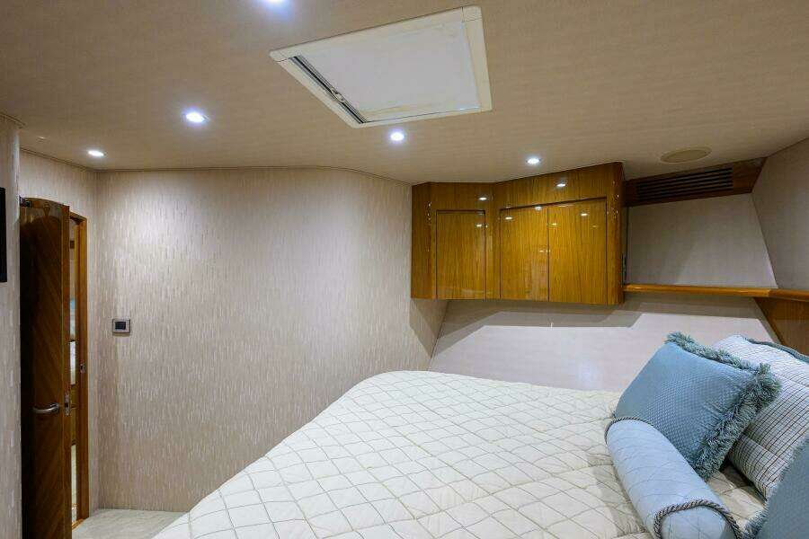 Viking 82 BLU FROG - Forward Stateroom