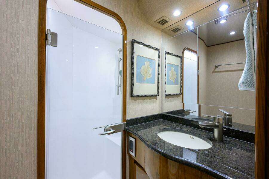 Viking 82 BLU FROG - Starboard Guest Head