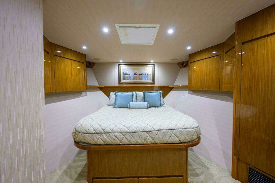 Viking 82 BLU FROG - Forward Stateroom