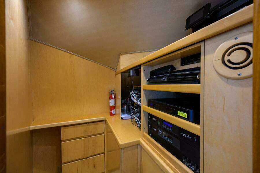 Viking 82 BLU FROG - Audio Visual Room