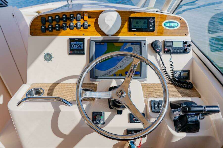 2013 Grady-White 335 Freedom