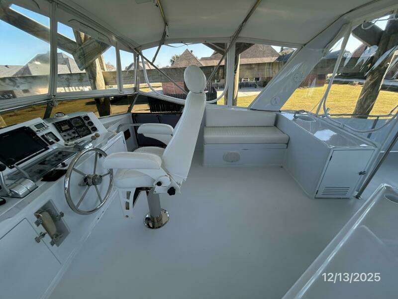 60' Jefferson flybridge starboard