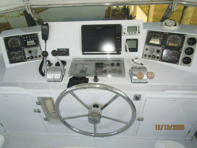 60' Jefferson flybridge helm2