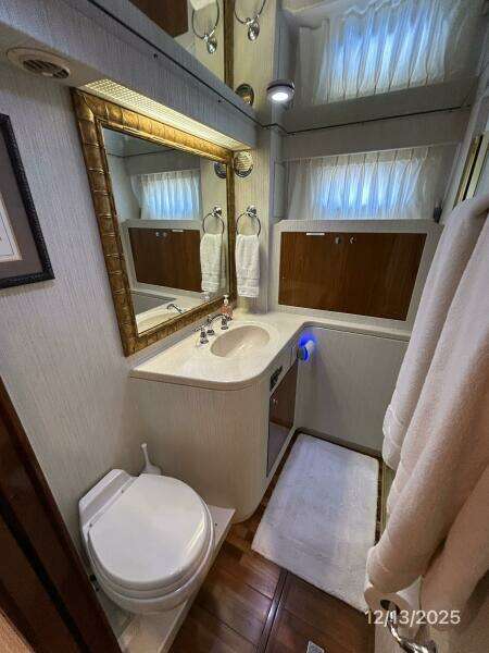 60' Jefferson port guest head