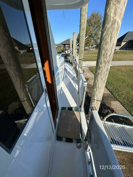 60' Jefferson starboard side deck1