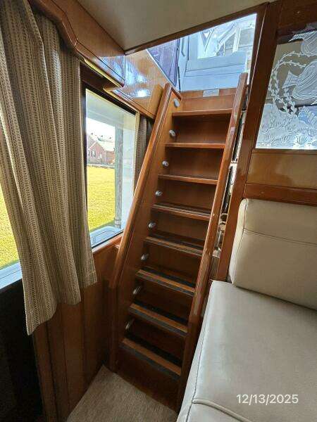 60' Jefferson pilothouse-flybridge stairs