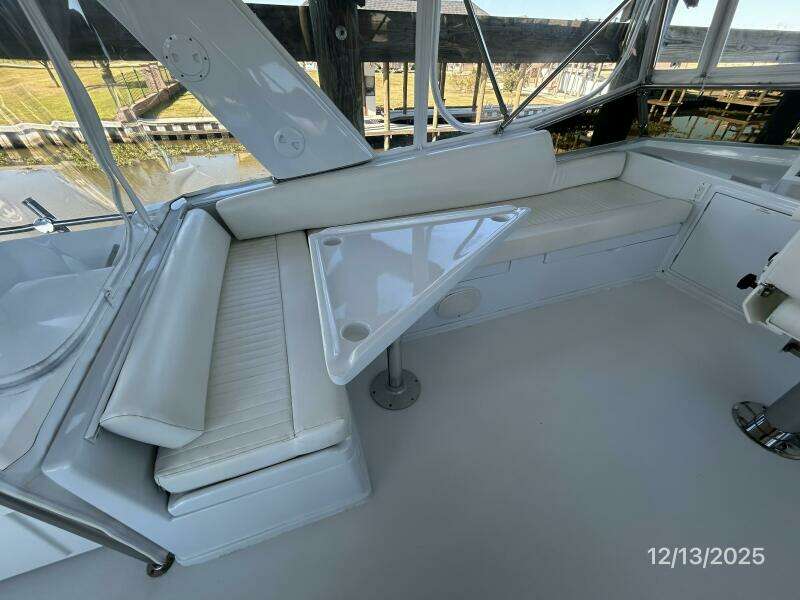 60' Jefferson flybridge port seating