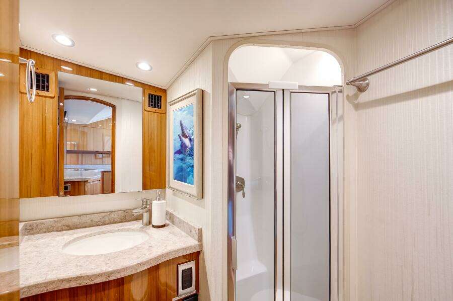 Viking 52 ONE MORE - Master Ensuite Head