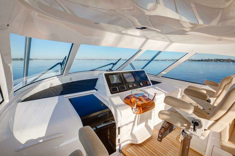 Viking 52 ONE MORE - Helm