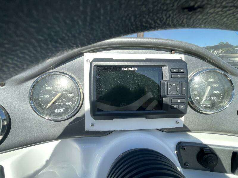 2917 Hurricane SunDeck Sport 202 OB