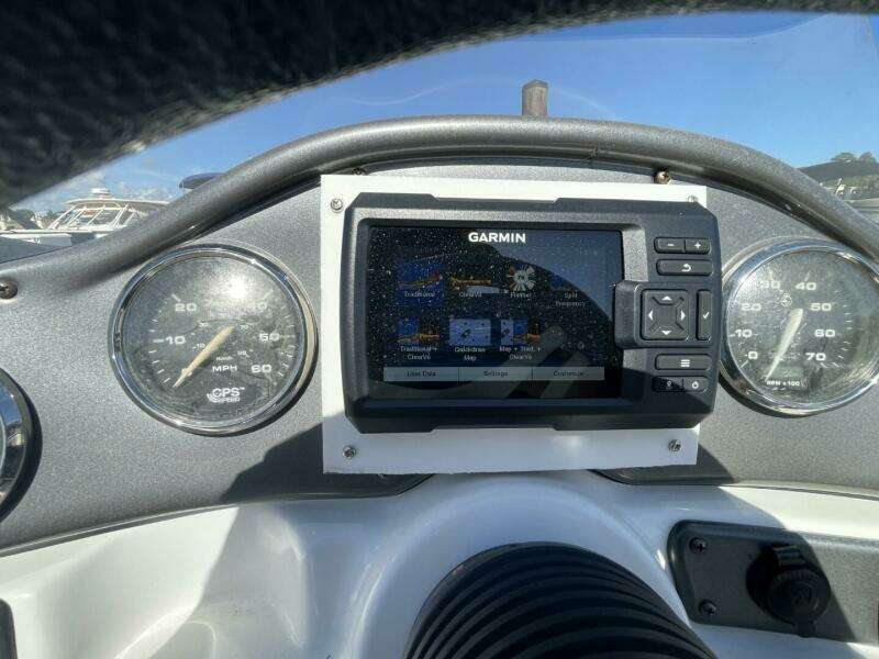 2917 Hurricane SunDeck Sport 202 OB