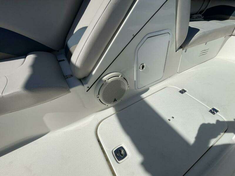 2917 Hurricane SunDeck Sport 202 OB
