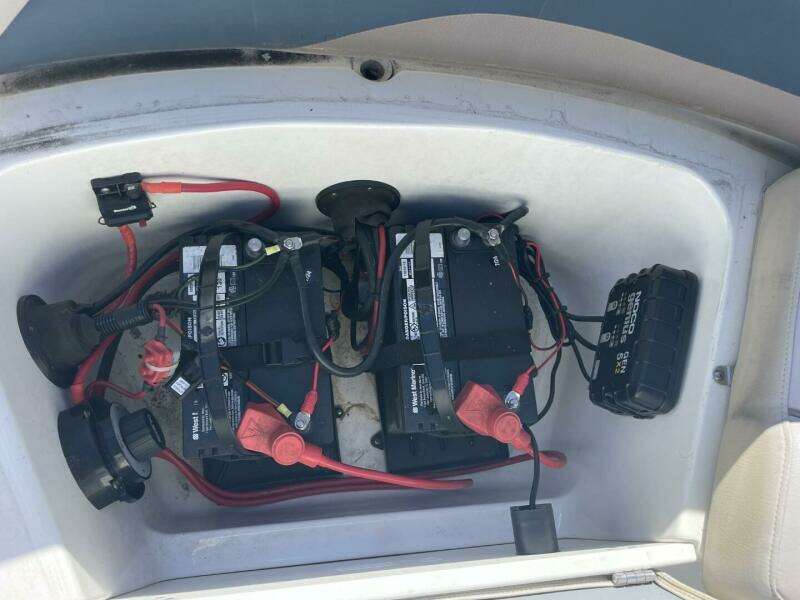 2917 Hurricane SunDeck Sport 202 OB