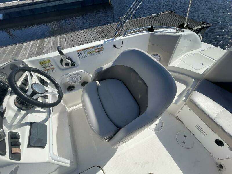 2917 Hurricane SunDeck Sport 202 OB