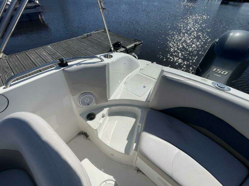2917 Hurricane SunDeck Sport 202 OB
