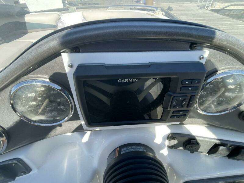 2917 Hurricane SunDeck Sport 202 OB