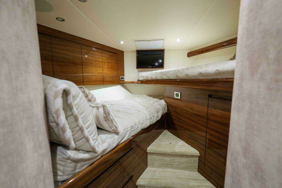 Viking 54 - Salty Dog -Forward Stateroom Berths