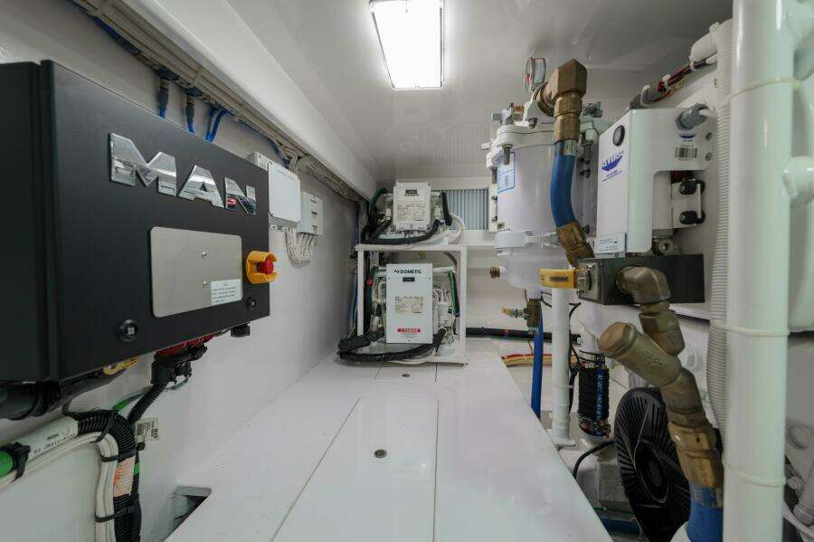 Viking 54 - Salty Dog -Engine Room