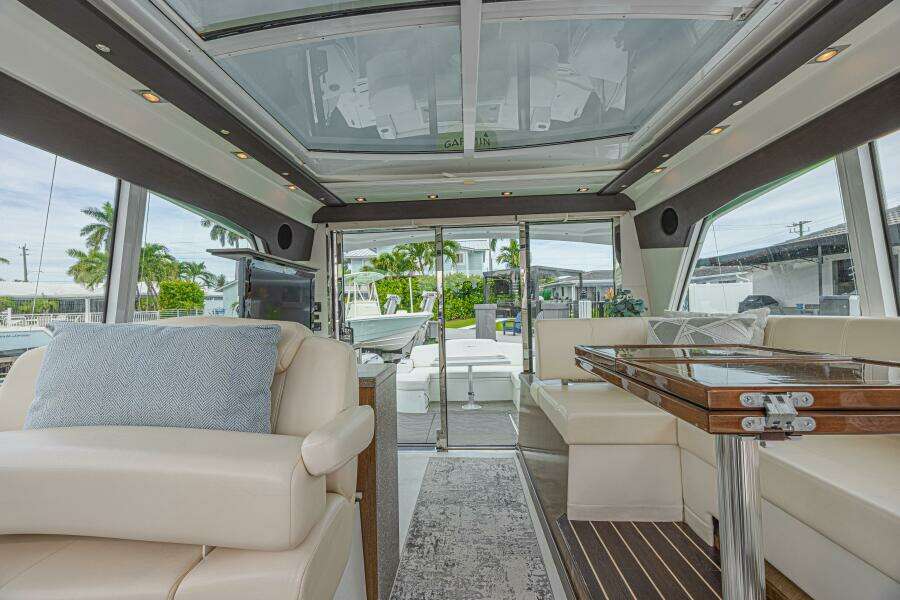 2012 Cruisers Yachts 48 Cantius