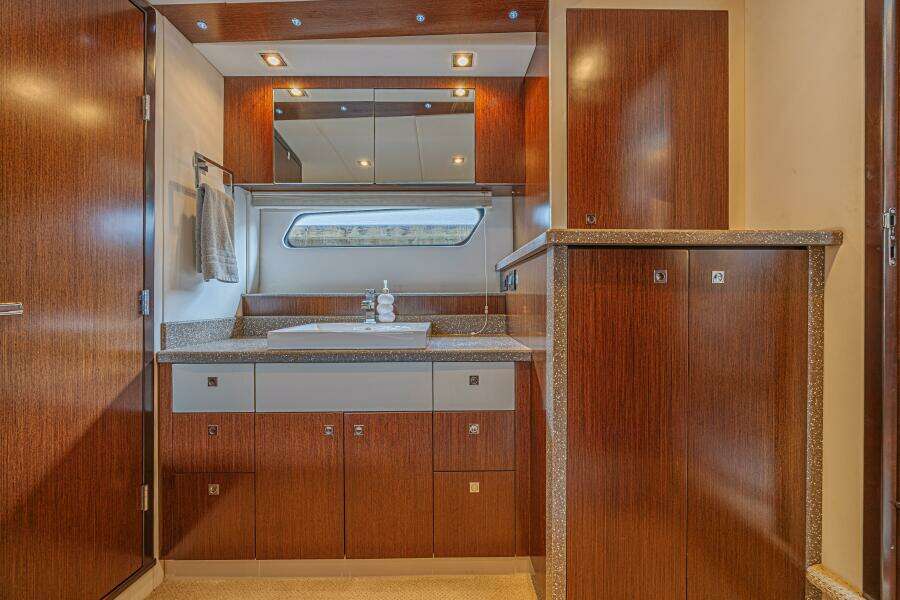 2012 Cruisers Yachts 48 Cantius
