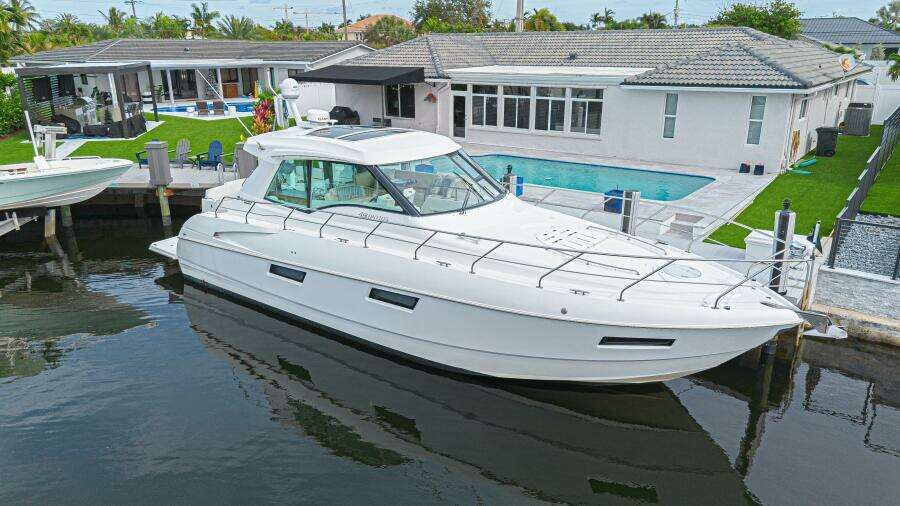 2012 Cruisers Yachts 48 Cantius