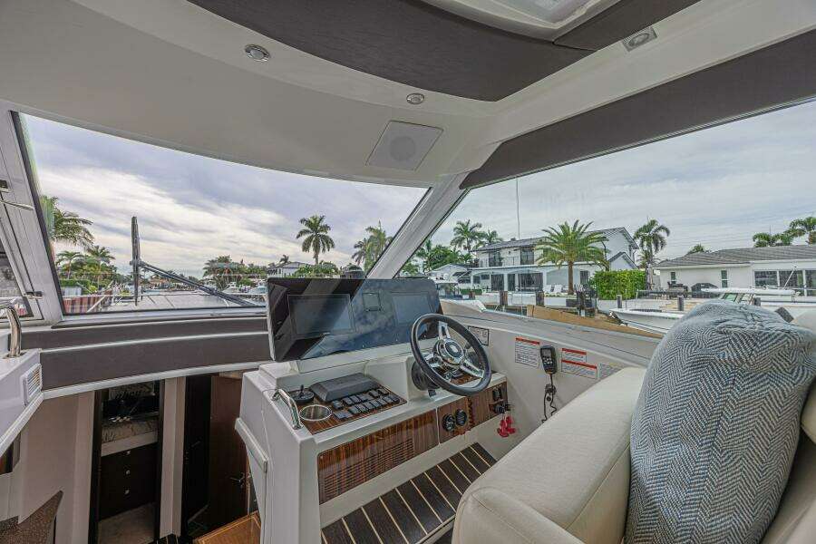 2012 Cruisers Yachts 48 Cantius