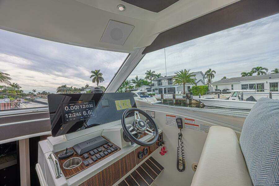2012 Cruisers Yachts 48 Cantius